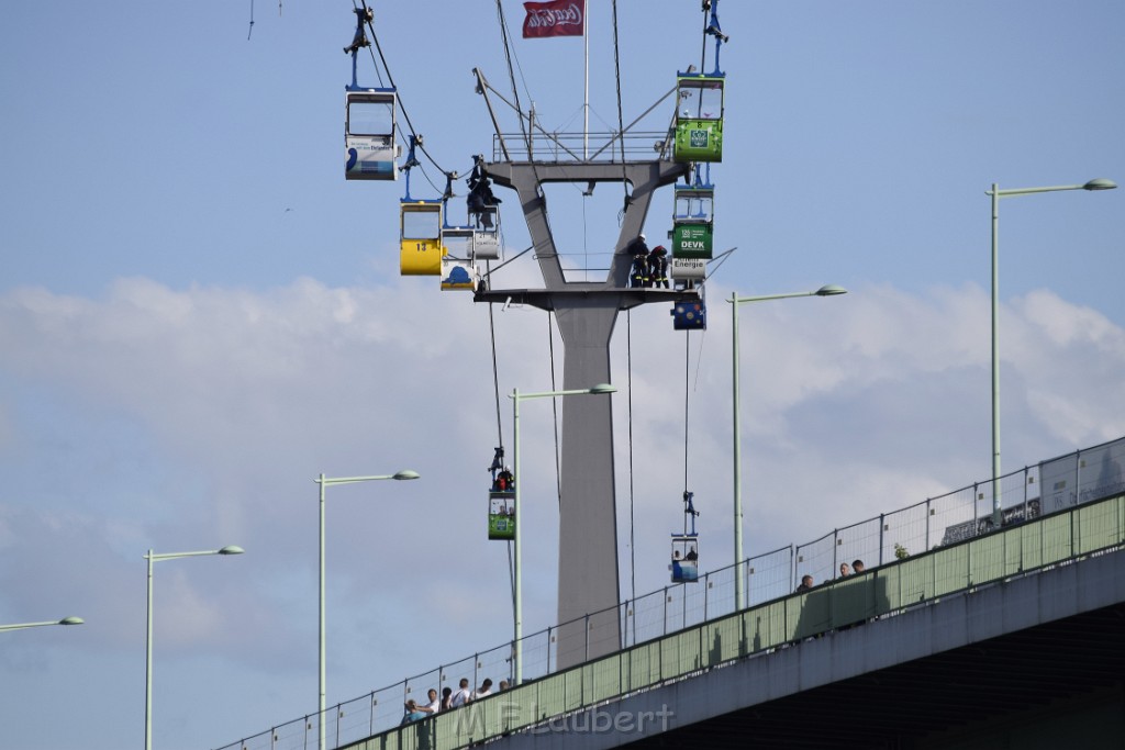 Koelner Seilbahn Gondel blieb haengen Koeln Linksrheinisch P451.JPG - Miklos Laubert